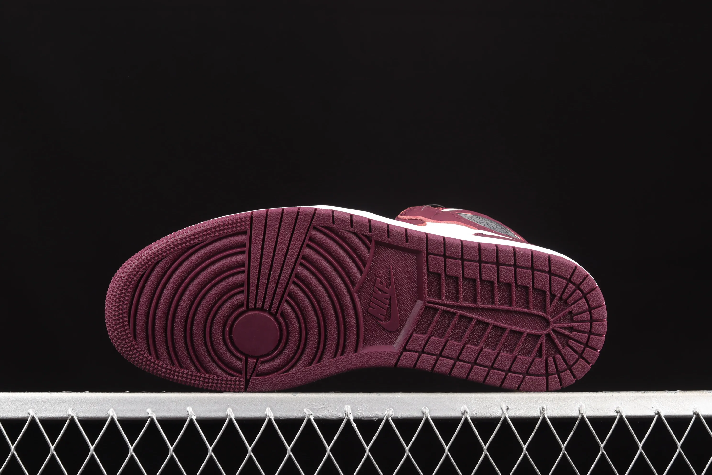 All categories Air Jordan Jordan series basketball shoes Air Jordan 1 High pure original version Air Jordan 1 Retro High OG "Bordeaux" AJ1 Joe 1 Bordeaux burgundy high-top basketball shoes 555088-611